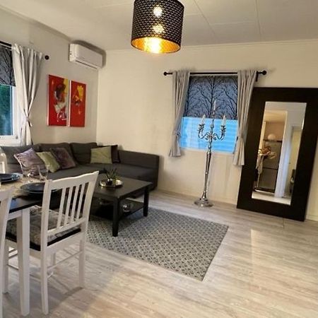 Apartamento Fresh And Cozy Little House 45Km In Taby Estocolmo Exterior foto